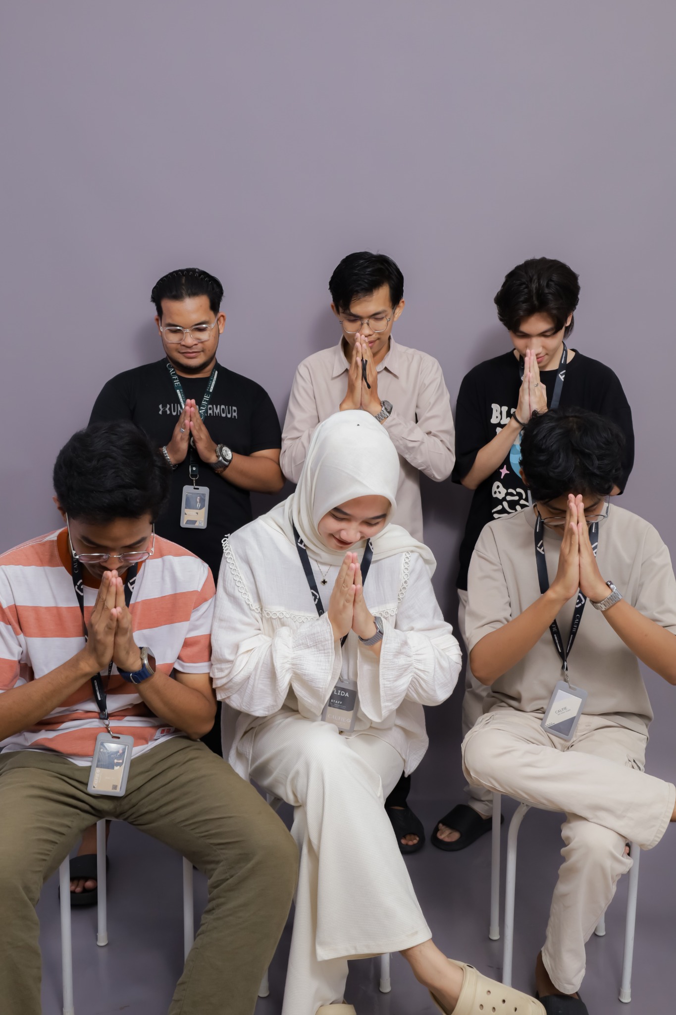 Tim Caufie menyapa dengan pose tangan terkatup di studio